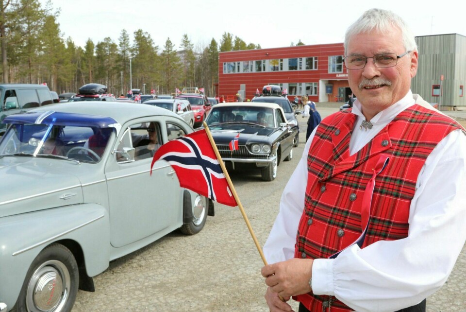 STILIG: Tore Kjellmo stilte i antrekk verdig veteranbiler med klasse på nasjonaldagen. Foto: Ivar Løvland
