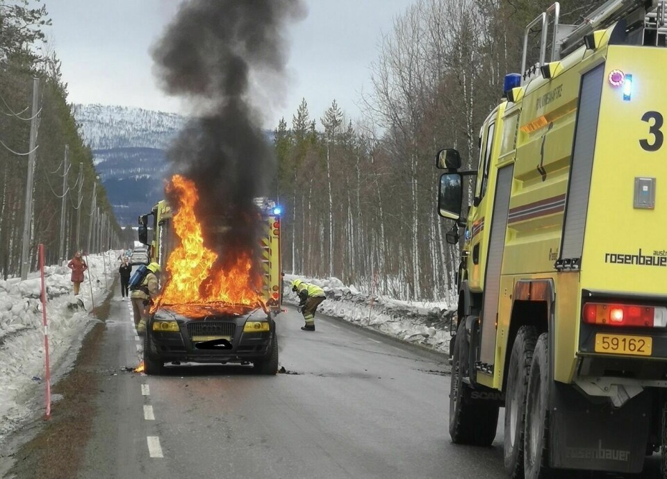 OVERTENT: Det var full fyr i bilen da brannmannskaper kom til stedet. Foto: Geir Evanger