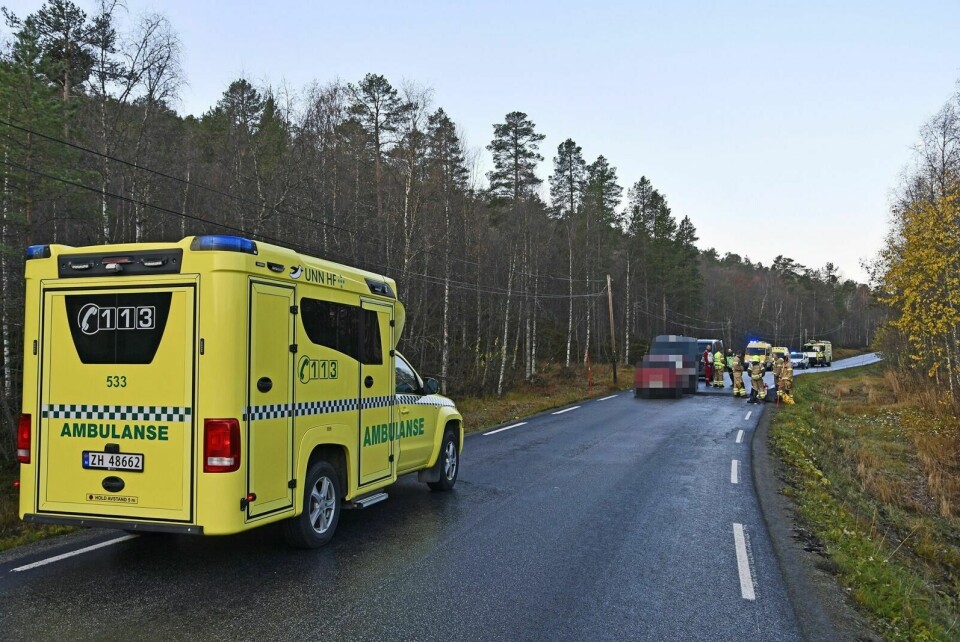 DØDSULYKKE: Samtlige nødetater var på stedet etter ulykka. Utenfor bildet står ambulansehelikopteret som fraktet kvinnen til UNN. Foto: Torbjørn Kosmo
