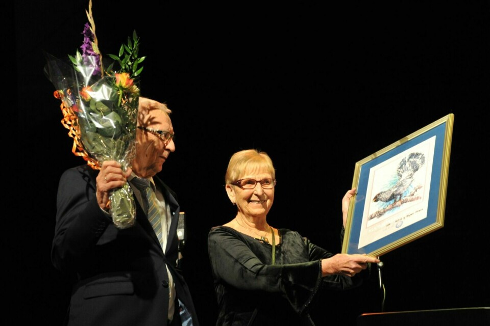STOLTE MOTTAKERE: Magnar og Astrid Hansen viste stolt fram beviset på at de er tildelt Bardus kulturpris 2019. Foto: Kari Anne Skoglund