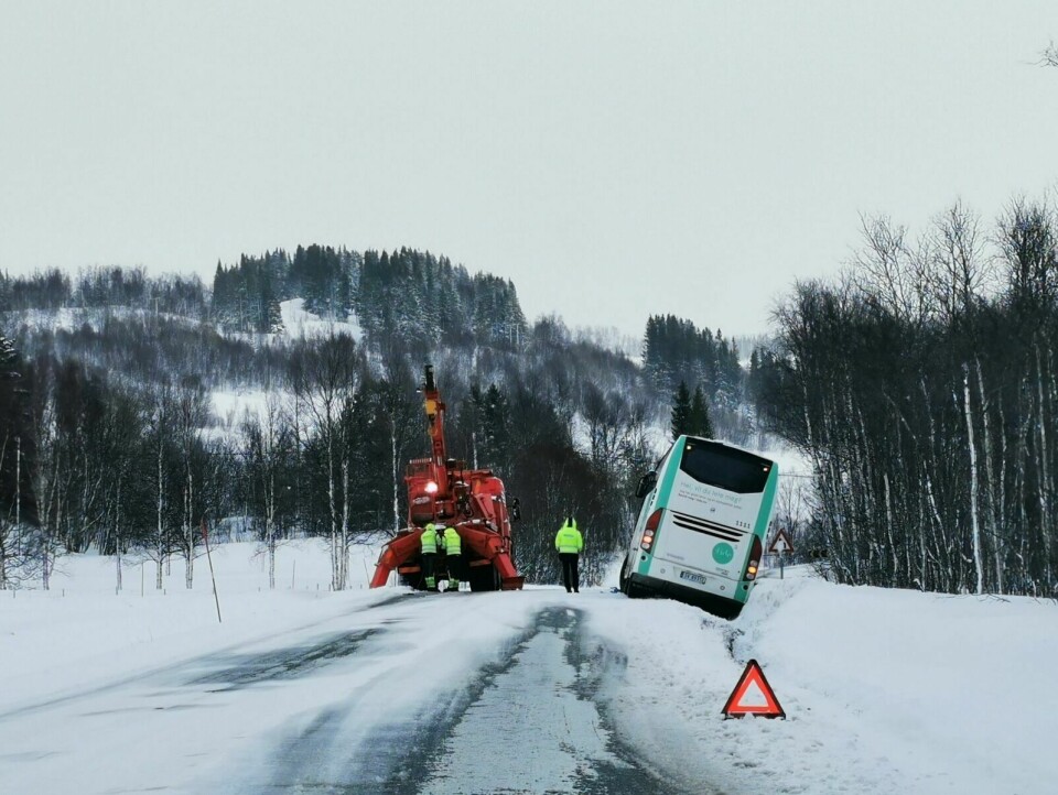 AV VEIEN: Flybussen skal ha sklidd av veien på Sørreisa-sida av kommunegrensa. Foto: Nye Troms-tipser