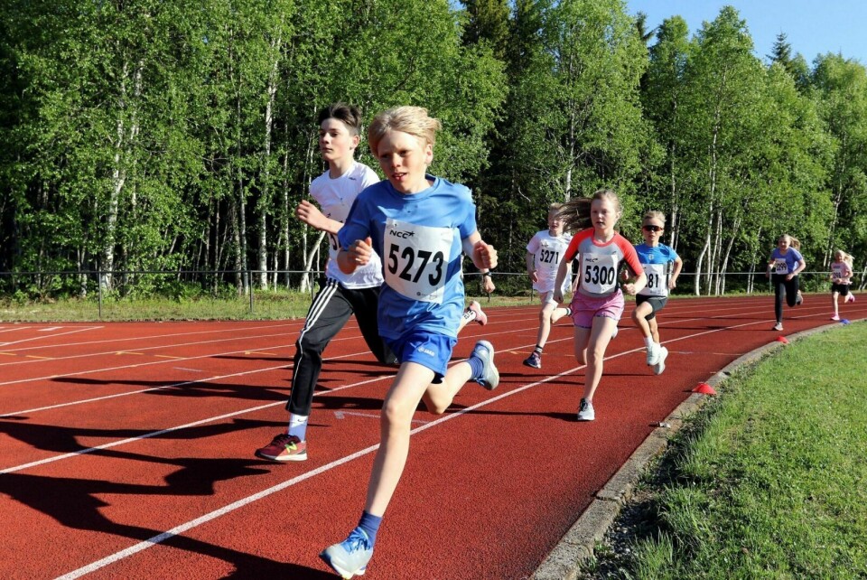 FULL FART: Theodor Nymo Gangsei og de andre løperne på 600 meter satte stor fart fra start under Målselvkarusellen på Moen stadion torsdag kveld. Foto: Ivar Løvland