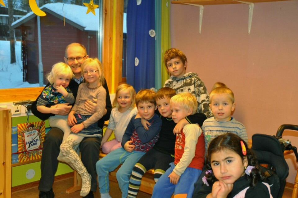 BLIR FLERE: Arne Nysted er ordfører i den Troms-kommunen som hadde best folketallsutvikling i tredje kvartal. Her er han i Sponga barnehage, sammen med noen av dem som forhåpentligvis skal prege utviklinga av bardusamfunnet i framtida. (Foto: Solveig B. Steinnes) Foto: Solveig B. Steinnes