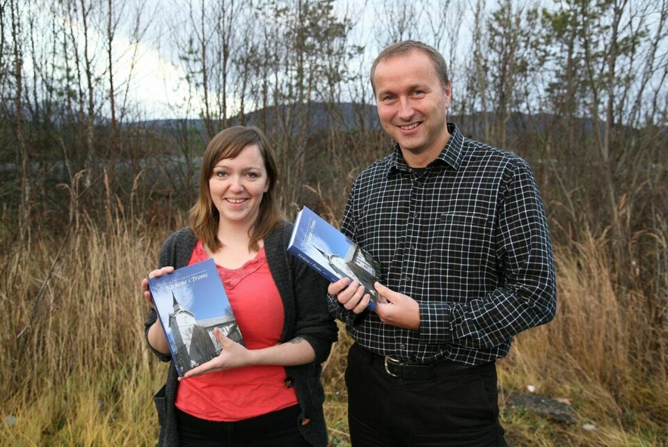 BIBLIOTEKSBESØK: Forfatterne av boka «Kirkene i Troms», Lill-Karin Nyland og Ronny Trælvik skal snakke om bokserien sin på biblioteket i Balsfjord ved slutten av måneden.