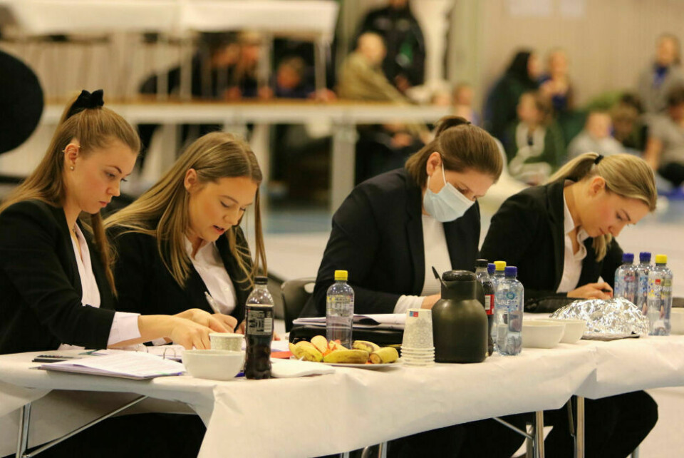 Bardufoss vant det som var å vinneDOMMERE: Dommerne noterer og gir sine poeng etter hver tropps fremførelse. Foto: Ivar Løvland