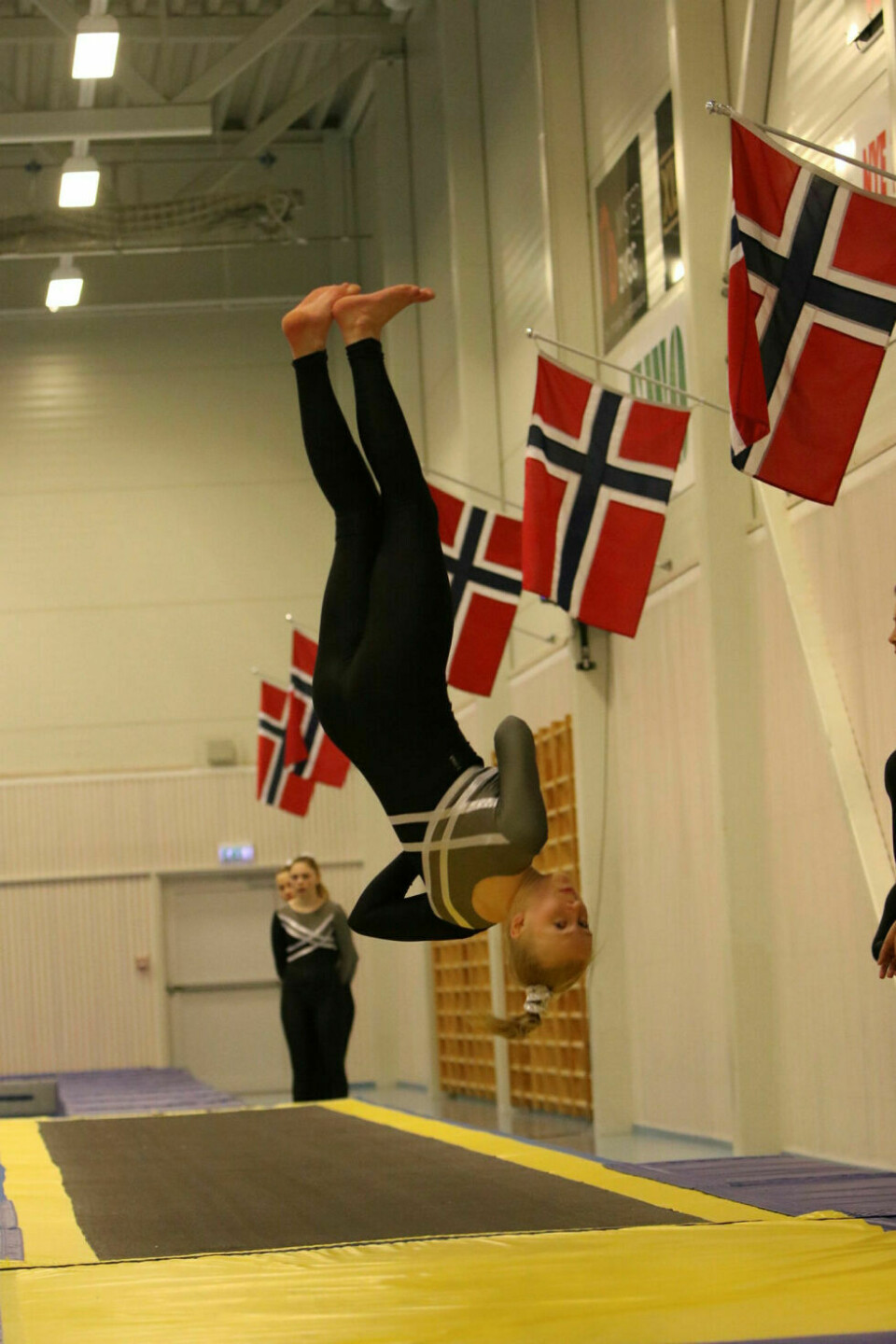 Bardufoss vant det som var å vinneFOKUS: Det er ingen ting å si på konsentrasjonen når denne Storsteinnes-jenta er i tumbling. Foto: Ivar Løvland