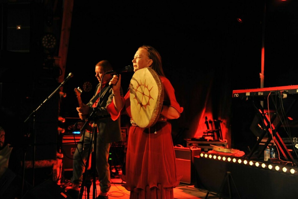 RUNEBOMME: Mari Boine spilte på runebomme under flere nummer. Foto: Fredrikke Fjellberg Moldenæs