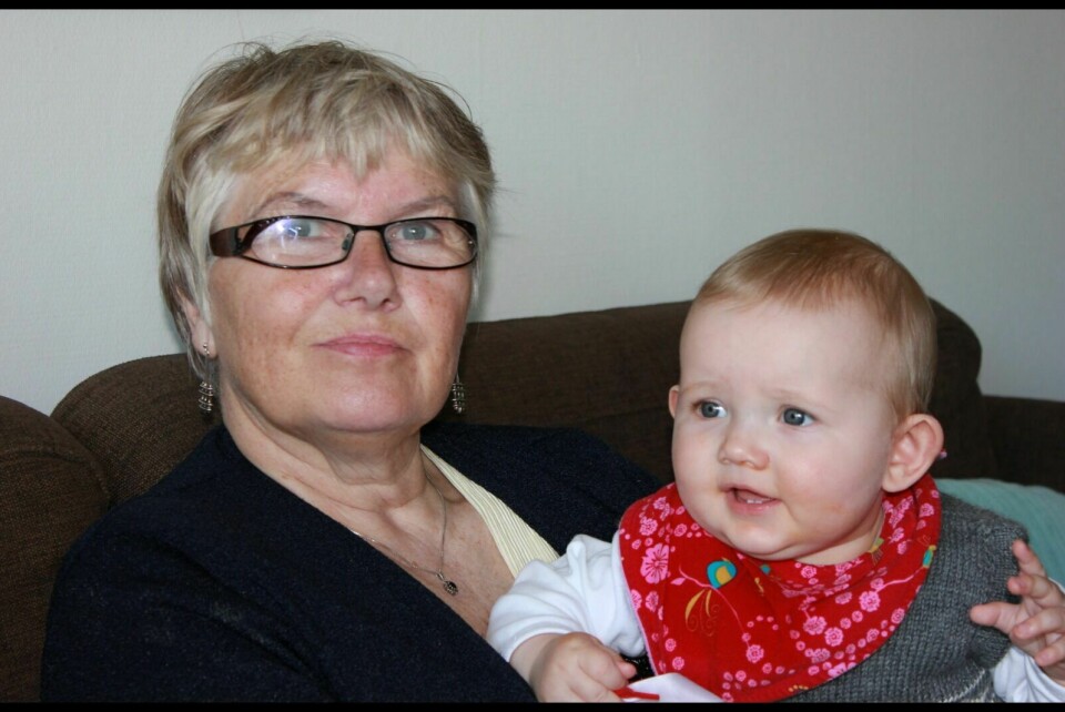 PÅ TVERS AV GENERASJONER: Barnebarnet Pernille var ett år gammel da dette bildet av henne og bestemor Odfrid ble tatt i 2012.