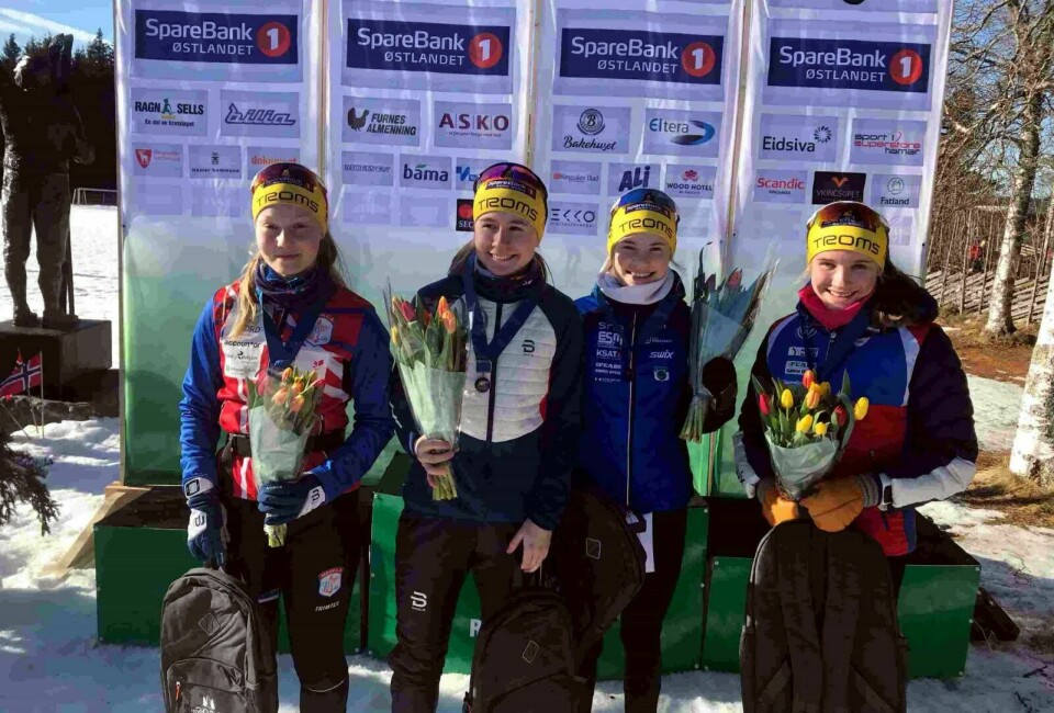 BRONSEJENTER: Nora Mikkelsen (t.v.), Astri Reithe Lunde, Ellinor Marie Ness og Tuva Mathea Gulbrandsen vant bronse under stafetten i HL. Foto: Troms skikrets