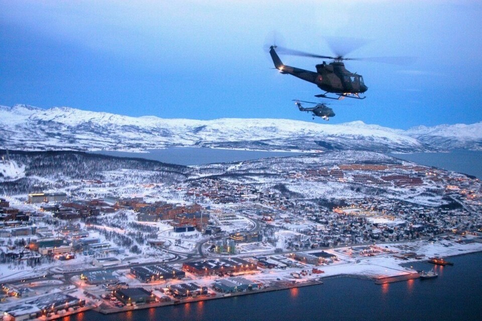 FØRJULSTRADISJON: Den tradisjonelle Julestjerna til Maritim helikopterving blir å se i Midt-Troms og i Tromsø torsdag 9. desember. Dette bildet ble tatt over Tromsø julaften 2004. Arkivfoto: Morten Kasbergsen