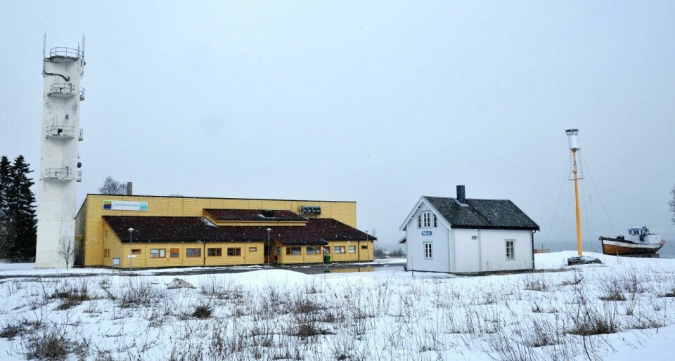 GIS BORT: Balsfjord formannskap vedtok onsdag å gi bort Telebygget til Midt-Troms museum. Med overtakelsen følger også den mye omtalte MK «Terje» og ishavsmasta som står på eiendommen. Foto: Leif A. Stensland
