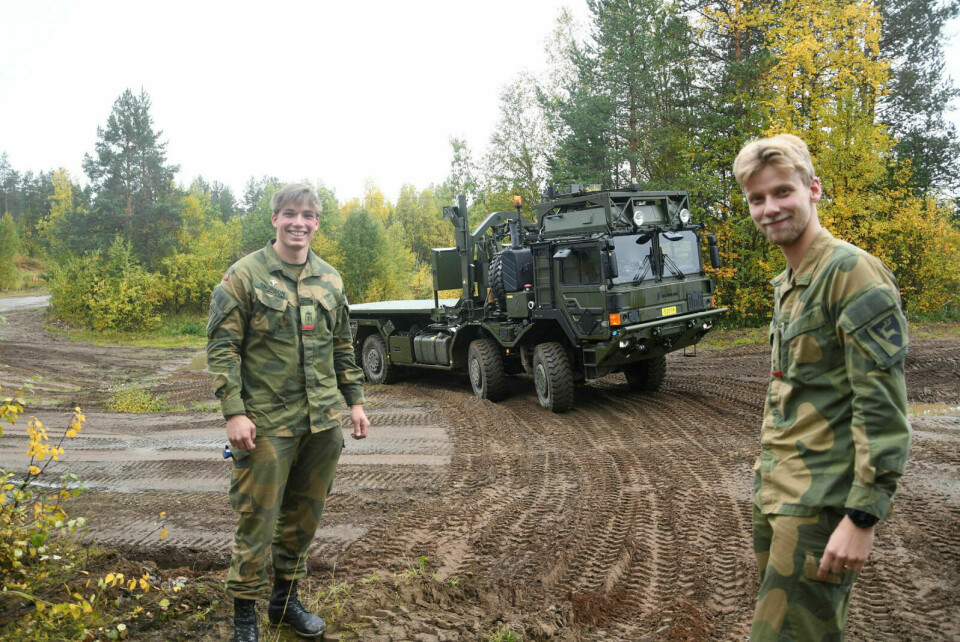 LASTEVOGNER: Ledende menig i Stridstrenbataljonens femte kompani, Magnus Thorson og troppssjef, løytnant Øystein Dahlgren, er svært fornøyde med de nye HX44-lastevognene til Hæren.