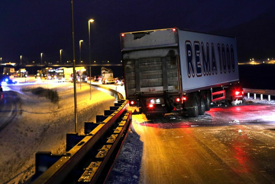 ØKER KONTROLLEN: Statens vegvesen og Tollvesenet øker kontrollene av vogntog ved grensen i Nord-Norge. Foto: Ivar Løvland (Arkiv)