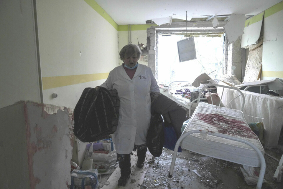 En helsearbeider går gjennom det skadde sykehuset i Mariupol, Ukraine. (Illustrasjonsfoto) Foto: Evgeniy Maloletka, NTB