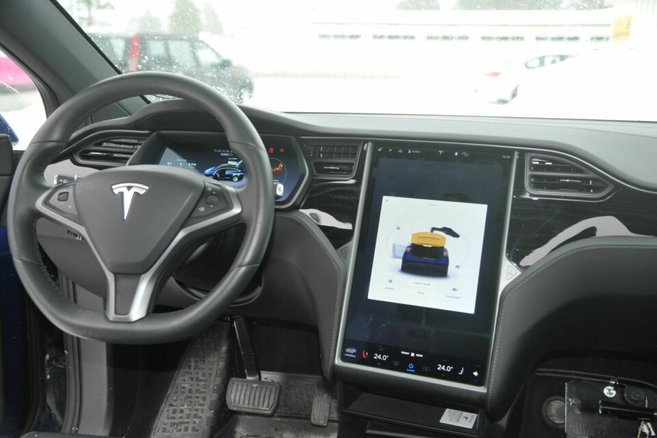 DIGITAL: Det er få knapper inne i Tesla-en. Det meste av bilens funksjoner styres via en skjerm. Foto: Morten Kasbergsen