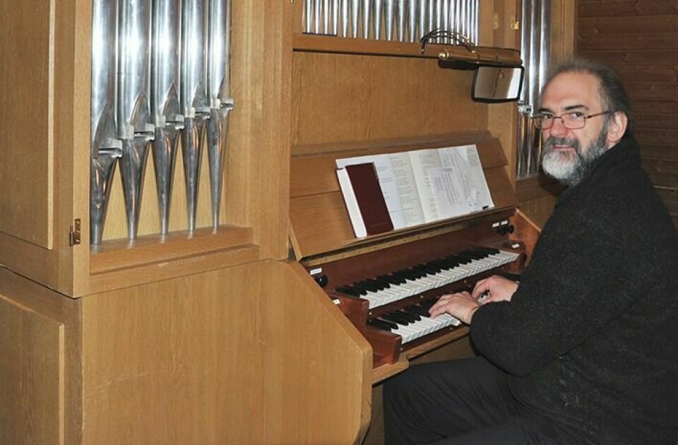 UBRUKELIG KIRKEORGEL: Så langt har man klart å samle inn vel 100 000 kroner til nytt orgel i Storsteinnes kapell. Organist Christoph Rothfuchs håp­er på fortsatt stor velvilje for å få inn penger til nytt orgel i kapellet. (Arkivfoto)
