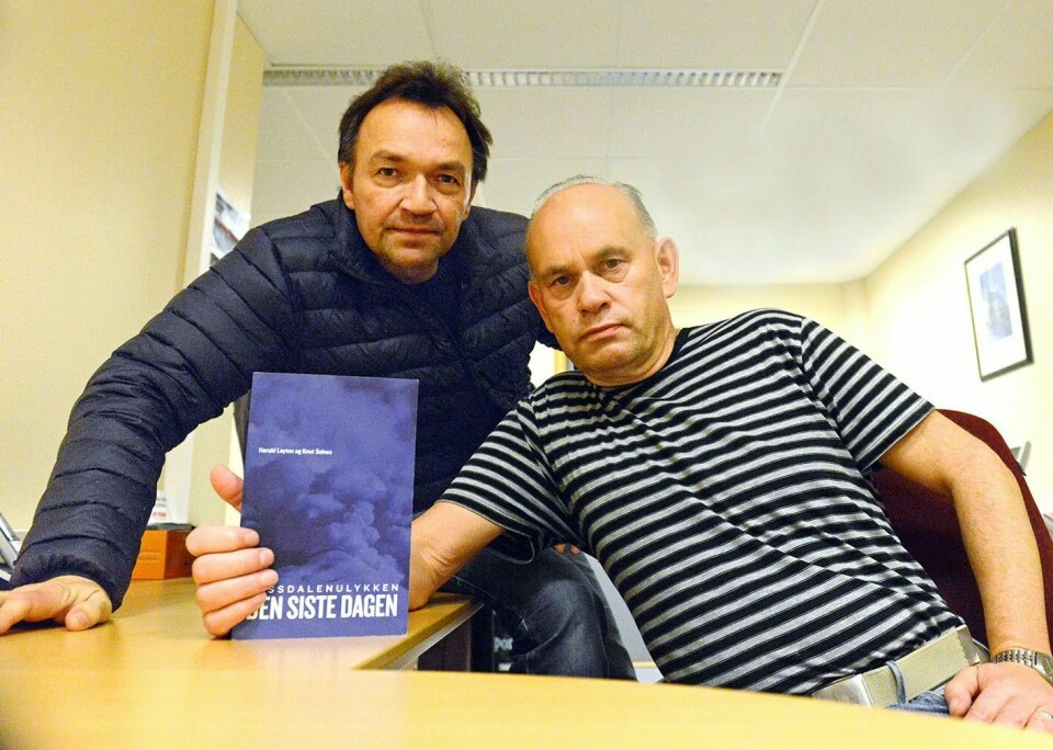 MED BOK: Forfatterne Harald Layton (fremst) og Knut Solnes har gitt ut boka om dødsskredet i Vassdalen for nærmere 30 år siden.