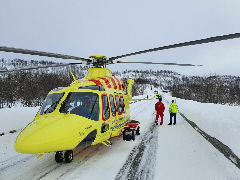 BISTÅR: Ambulansehelikopteret har ankommet ulykkesstedet. Foto: Morten Kasbergsen