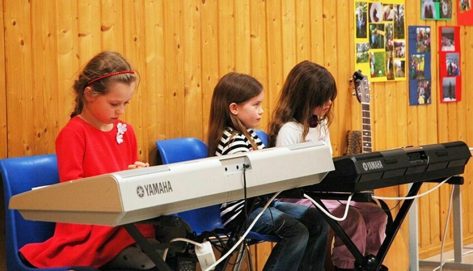 FLOTT OPPTREDEN: Tre av kulturskoleelevene ved Hamnvåg Montes­soriskole, Neda, Agnes og Dorthea, sørget for en flott opptreden. (Foto: privat)