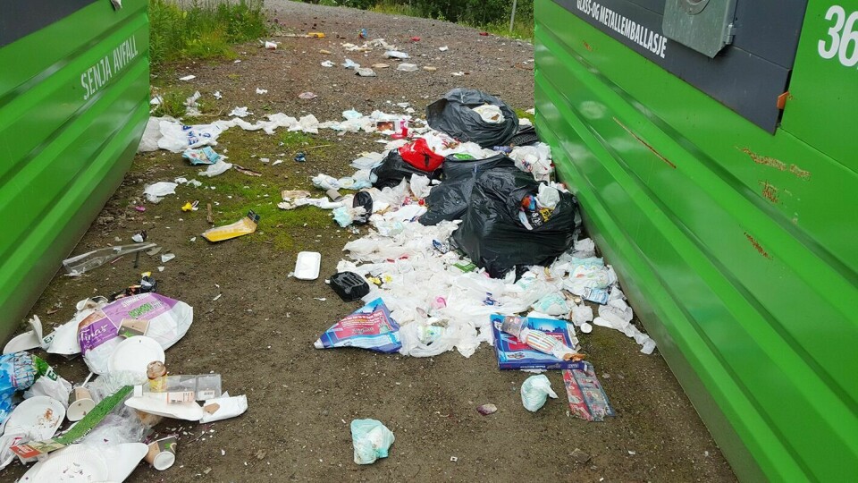 FORSØPLING: Dette bildet av forsøpling ved Fagerlidal i Målselv ble tatt før helga. Restavfallet har blitt kastet mellom de to konteinerne som står i området. (Foto: privat)
