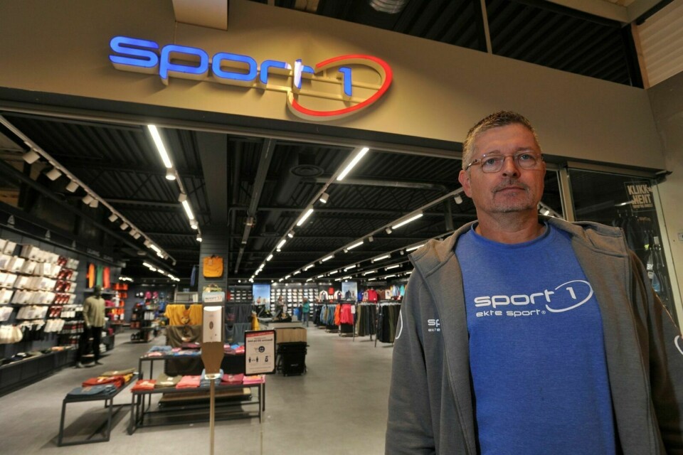 FORNØYD: Butikksjef Terje Lund utgjør ett av fire årsverk i denne sportsbutikken som har forvandlet seg til en chic og innbydende butikk, i andreetasjen på Domus på Setermoen. Foto: Terje Tverås