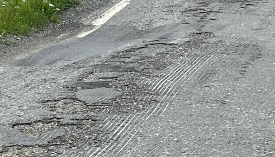 Bilisten klager over dårlig standard på veien på Malangshalvøya.