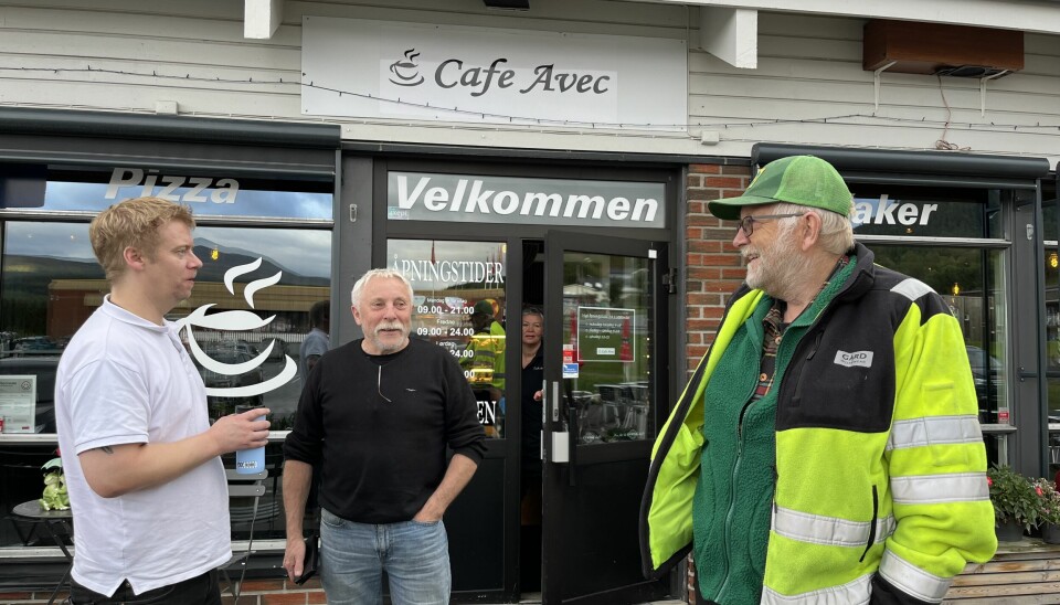 Senterpartiets Jens Olav Løvlid (t.h.) forventer både glede og skuffelse når alle politiske parti i Balsfjord mandag samles for felles valgvake på Cafe Avec på Storsteinnes.