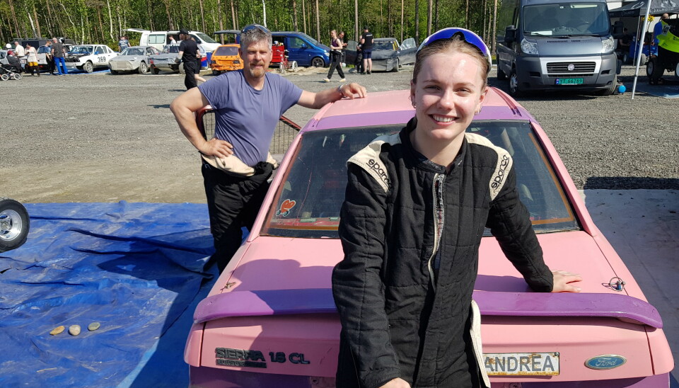 VINNER: Her er Andrea Jensen Løkse sammen med pappa Øystein under kjøringa hjemme i Bardu i sommer. I helga vant hun finalen i kvinneklassen da landsdelens beste kjørere møttes i Harstad.