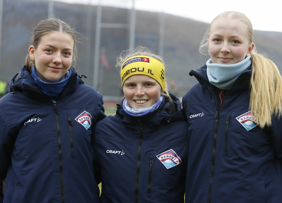 Trioen Mari Othelie Boberg Alstad (t.v.), Tora Heimdal og Ingrid Elvine Boberg Alstad fra Bardu IL sikret seg mange medaljer under KM i friidrett.