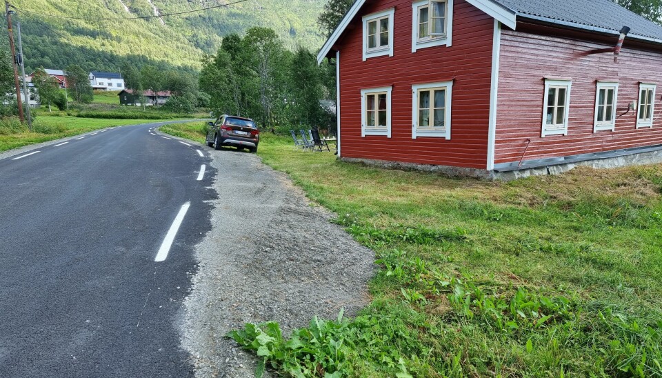 Deleier av tomta i Bonesveien, Arne Holtet, har sendt klage til Troms og Finnmark fylkeskommune hvor han sier den nyanlagte møteplassen er for nær boligen deres.
