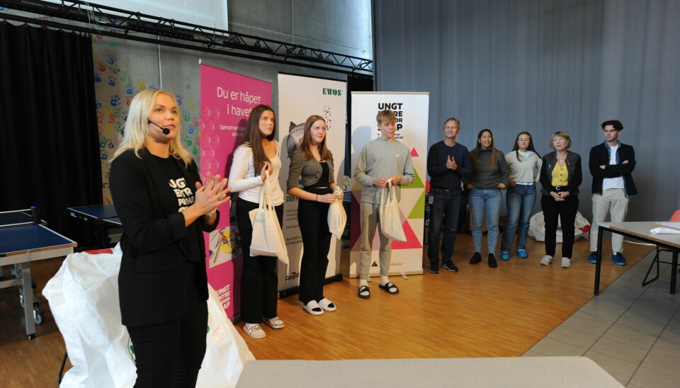 Vinnerne av innovasjonscampen på Storsteinnes skole ble Isabella, Ingrid og Magnus, og deres idé om et bulkefond. Her sammen med Solveig Ittelin fra Ungt Entreprenørskap og juryen i konkurransen.