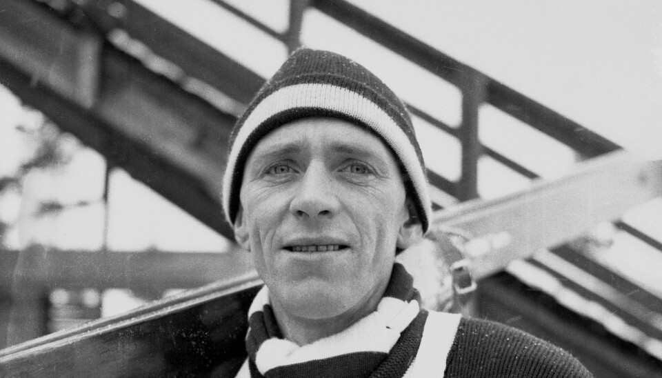 Sverre Stenersen på vei opp mot et nytt hopp under VM på ski i Falun i 1954.