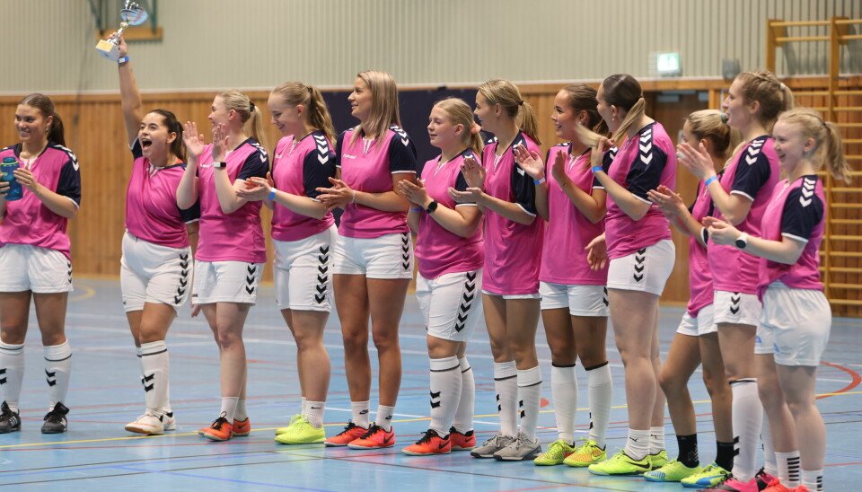 Kestra cup ble spilt i Nordkjosbotn idrettshall. Her jubler det seirende damelaget Snublefant FC etter finaleseier.