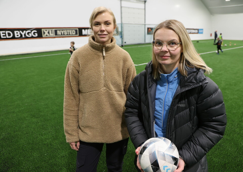 Vibeke Hemmingsen og Charlotte Lundvoll (nærmest) vil skaffe seg kompetanse for å være fotballtrener.