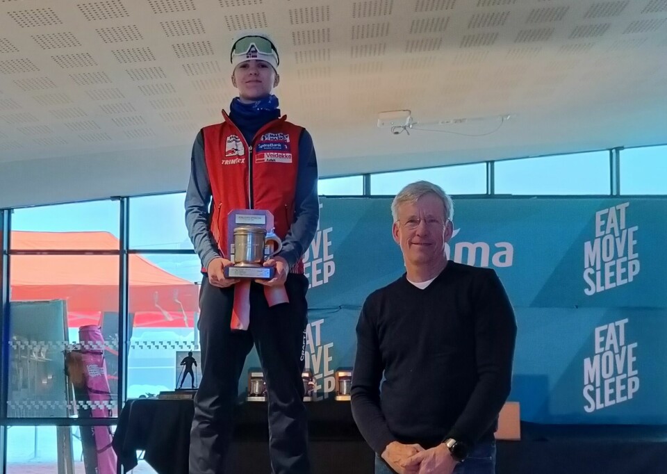 Håkon Moen Karlstad fra Målselvs skiskyttere ble tildelt Eirik Kvalfoss sin vandrepremie etter søndagens seier i Kvalfoss-sprinten.