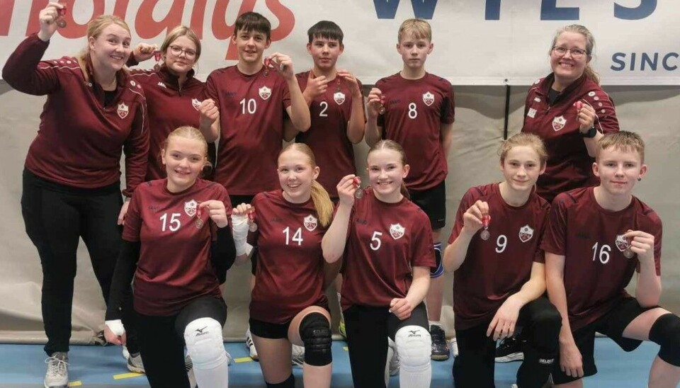 Her er volleyball-laget fra Øverbygd som skal til NM senere i vinter. På bildet er også deres trenere med.
