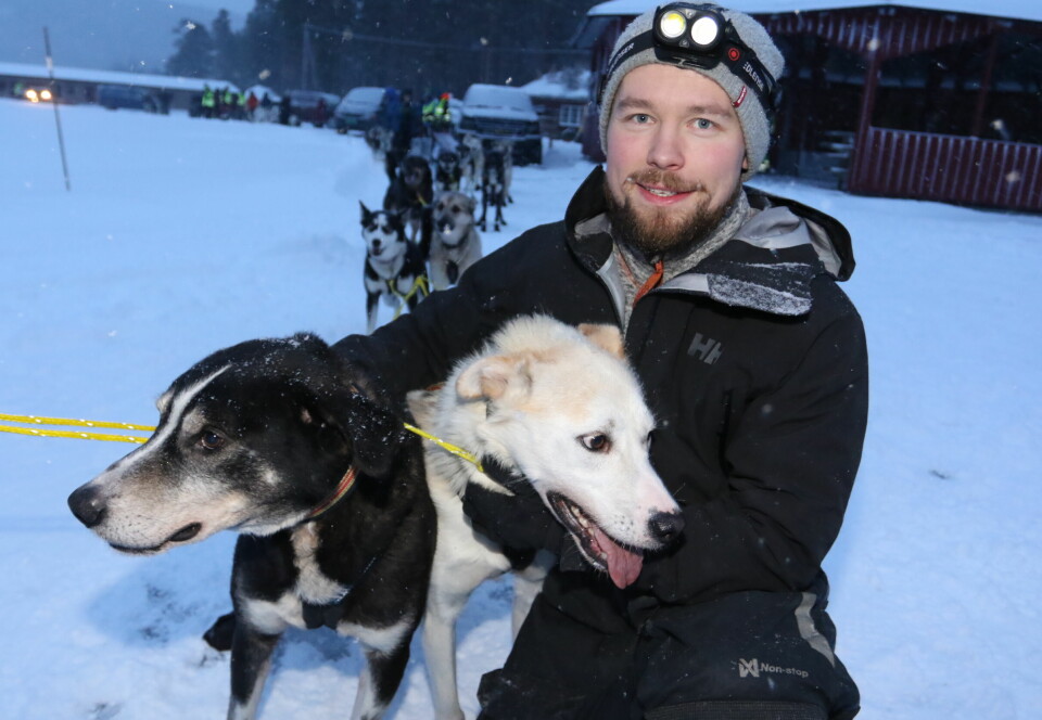 Jørgen Kristoffer Larsen fra Brennmoen i Balsfjord med lederhundene Atlas og Whiskey før start i Troms Quest lørdag morgen.